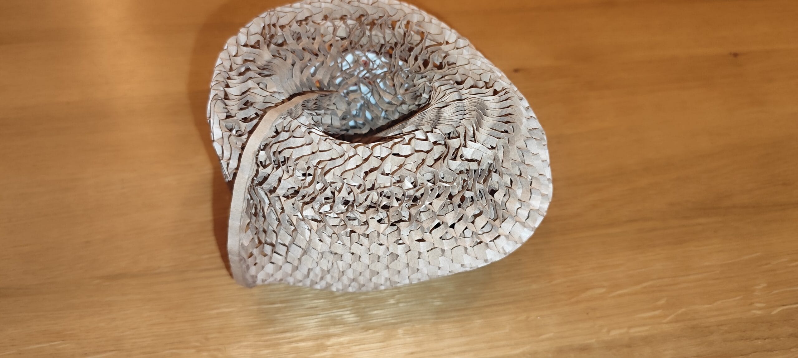 Papier 3D honeycomb rozciągnięty – struktura plastra miodu tworzy amortyzację 3D