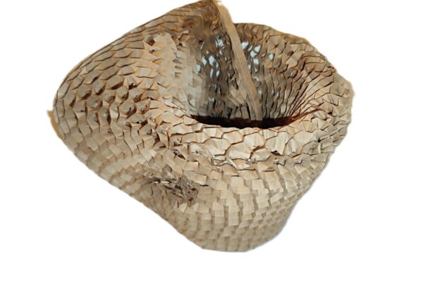 Papier honeycomb 3D 2 cm po rozciągnięciu do 70 cm – struktura plastra miodu na owiniętym kubku
