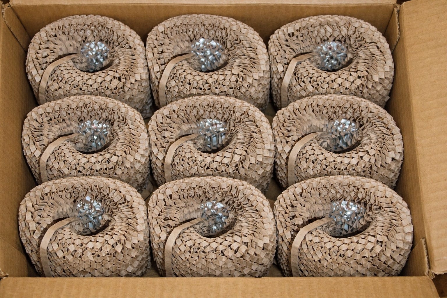 Kubek zabezpieczony papierem 3D honeycomb w kartonie wysyłkowym – pakowanie kubków do transportu