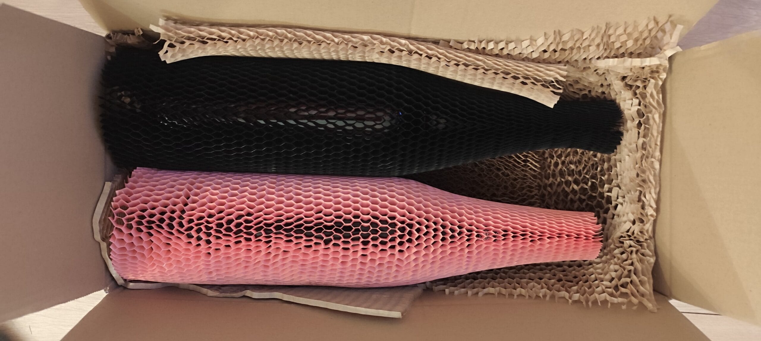 Butelka w rękawie papierowym honeycomb – zabezpieczenie do wysyłki
