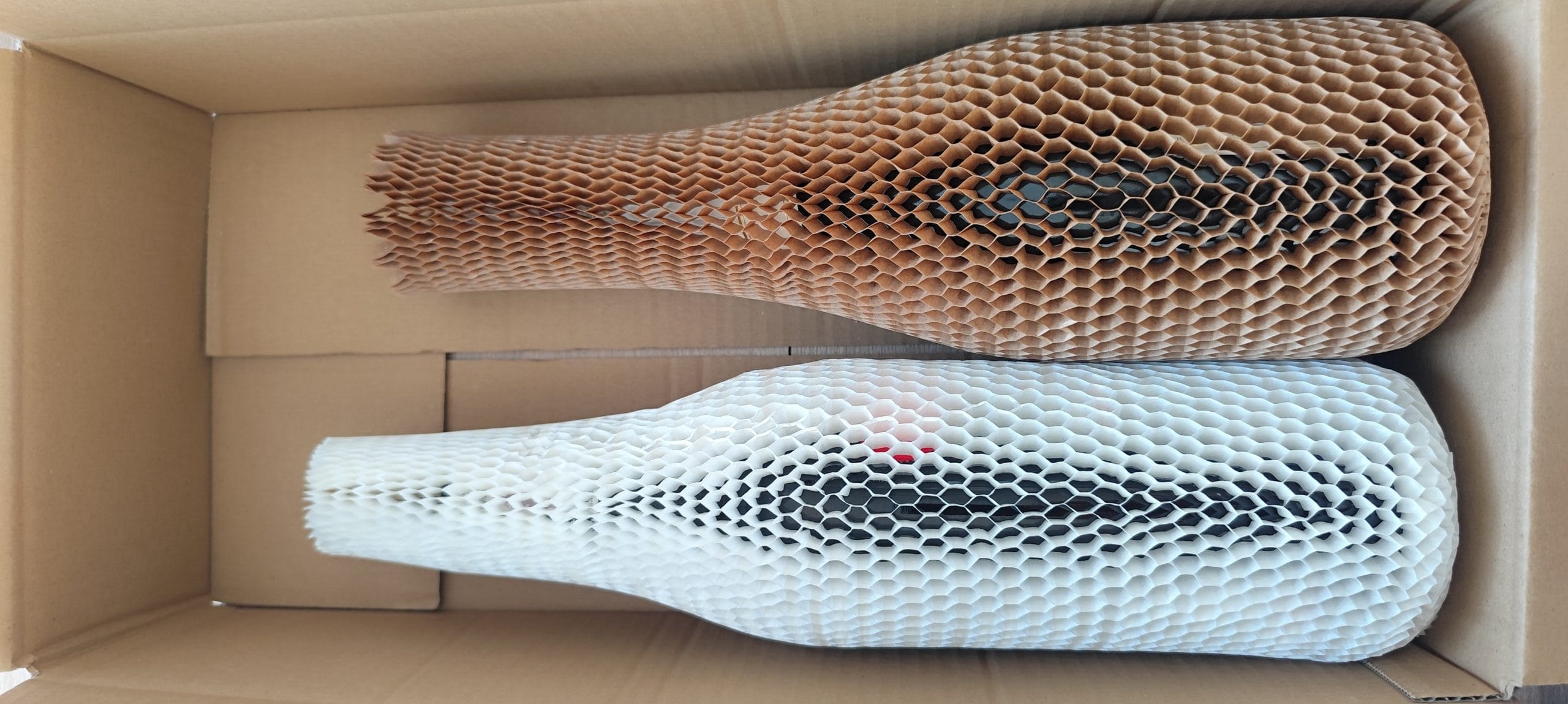 Rękaw papierowy honeycomb na butelce - bezpieczna wysyłka